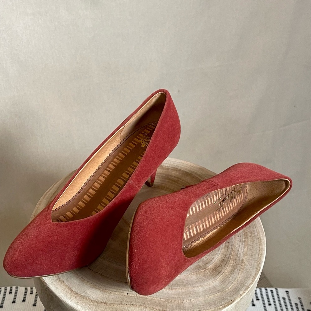 ANTHROPOLOGIE Miss Albright Dark Rose Velvet Kitten Heel